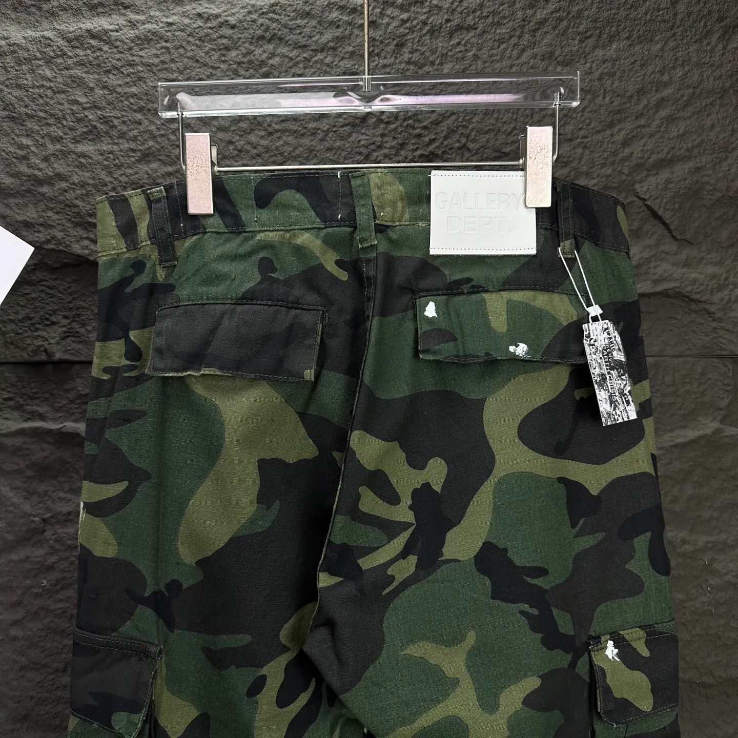 P250 GALLERY DEPT. 2025 new camouflage patchwork hand-painted multi-pocket couple style loose bootcut jeans 🔥High version🔥High version🔥Top ceiling quality Styles with different washed textures, very friendly to people with thin legs and thick legs, the bootcut version is very flattering to the leg shape Moderate length that never goes out of style, easy to match with casually, basic styling for various styles, a must-have in the wardrobe! The fabric is stiff but also makes the upper body soft without losing texture. The washing process is even more perfect. It is a must-have item for everyone! ! ! Washed wheat, hang tag, pants label, complete with three labels Color: camouflage green Size: 28, 30, 32, 34, 36 (five sizes)